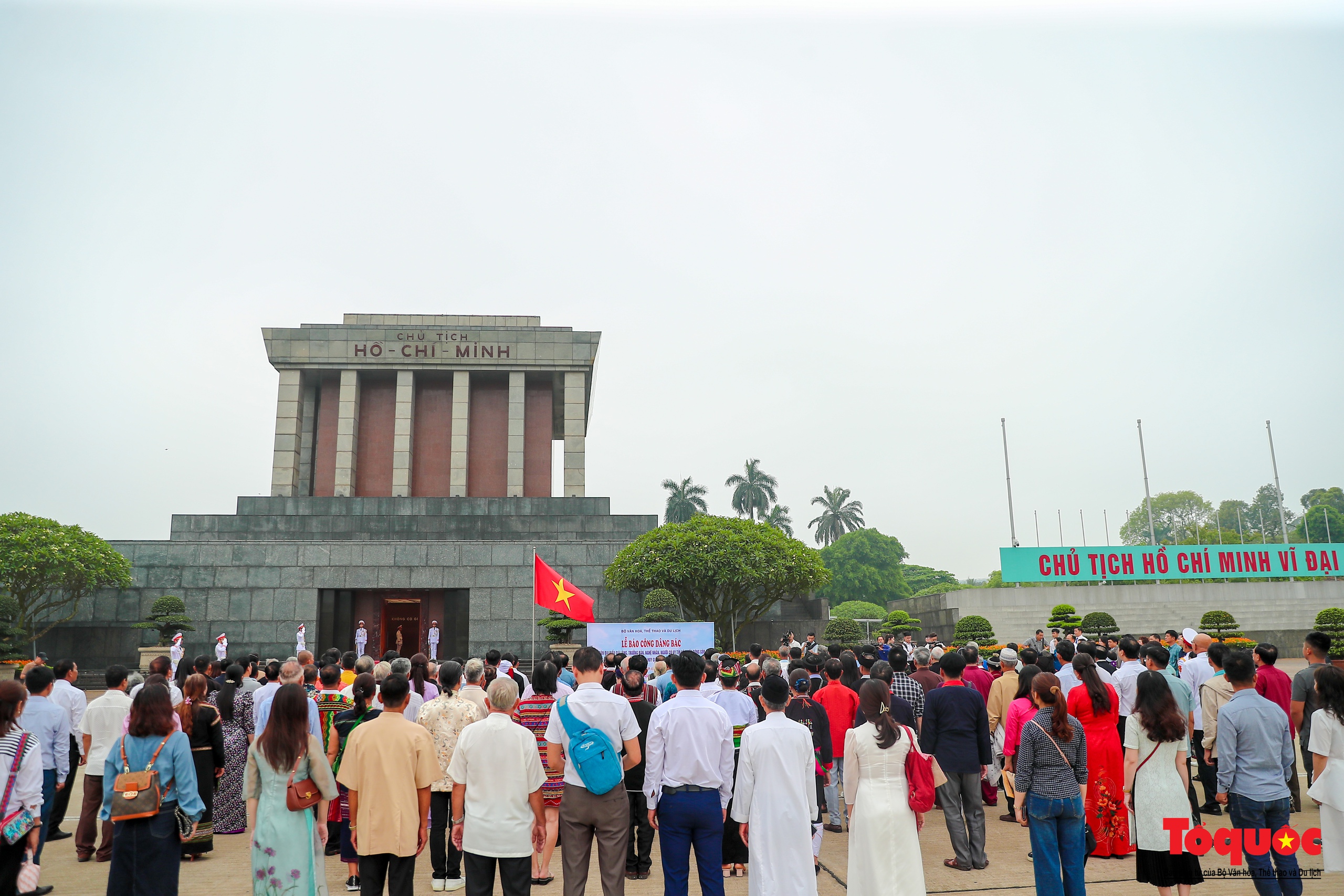 Đoàn đại biểu Già làng, Trưởng bản, Nghệ nhân các dân tộc Việt Nam báo công dâng Bác - Ảnh 5.